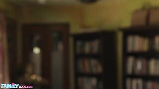 Новенькая мачеха Афина Андерсон утешила сексом брошенного пасынка