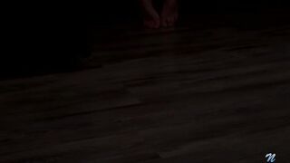 Вибрирующая секс игрушка щекочет напряженный клитор рыжей Кисс Патрисии