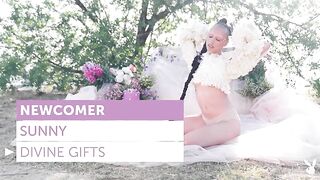 Сексуальная богиня лета Санни дарит возбуждение в эрофотосессии Playboy