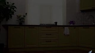 Сморщенная русская старушка Ирка дрочит на кухне влажную пилотку