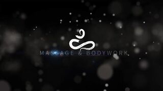 Две украинские лесбиянки наслаждаются чувственным массажем в спальне