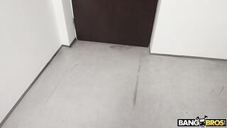 Экономка Меллс Бланко попкой протерла пыль на большом черном хуе босса