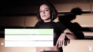 Джой Ламор светит волосатой пилоткой в эрофотосессии для Playboy