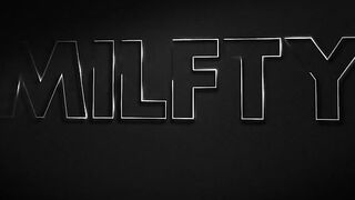 Пасынок с лучшим другом подарили тройничок на День рождения Уитни О.К.