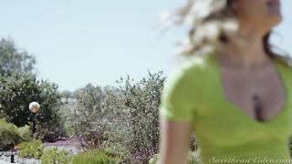 Милфа Слимтик Вик посвящает в лесбиянки молодую крошку Шанель Камрин