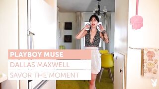 Сексуальная хозяюшка Даллас Максвелл обнаженной готовит вкусный пирог