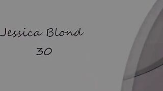 Блондинка бальзаковского возраста Джессика Блонд развлекается с дилдо