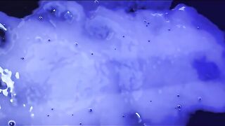 Ужасная ночь в мотеле: тентакли монстра трахают Джуэлз Блу под кроватью