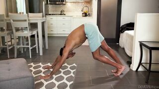 Негр по-дружески помогает соседу трахнуть ненасытную жену Шанель Камрин