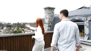 Риэлтор Чарли Ред тестирует кровать в новом доме богатого клиента