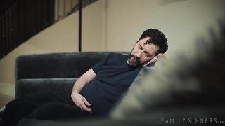 Хороший отчим поднимает сексуальную самооценку падчерицы Кайли Рокет