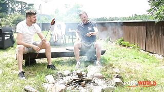 Идеальный отдых крошки Эмили Пинк с двойным проникновением на пикнике