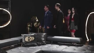 Секретарши помогли боссу провести деловые переговоры превратив их в оргию