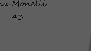 40-летняя леди с секс игрушкой Джина Монелли бурно оргазмирует в спальне