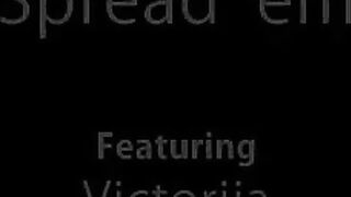 Сексуальная полицейская Виктория после работы расслабляется мастурбацией