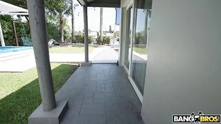 Чувствительная попочка Сиси Роуз подтолкнула ее на секс приключение