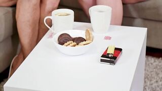 Молодой сорванец наказал сексом вороватую старую подругу матери