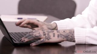 Замужняя училка Ли Рэйвен решила попробовать секс со студенткой лесби