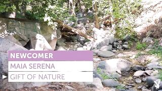 Экстремальная туристка Майя Серена красиво обнажается на лоне природы