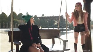 Подруги Бэби Кксттен и Мэтти греют жопы на горячем большом елдаке