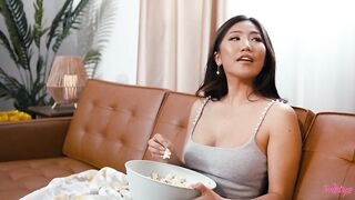 Соседки Айви Вульф и Дженни Роуз развлекаются после просмотра лесби порно