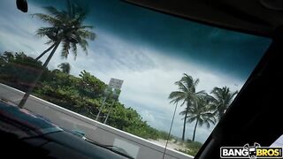 Легкомысленная блонда Келси Кейн повелась на букет роз и пачку зелени