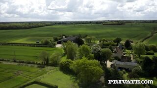 Красотка жокей Хонор Мэй в конюшне оседлала крепкий стояк жеребца