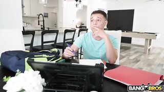 Джонни Лав берет уроки анального секса у горячей мачехи Николь Арии