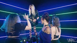 Рокерша транс Сарина Хавок после концерта ебет фанатку Арию Валенсия