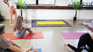 Линдси Лейкс и Джонни Лав практикуют особые асаны на курсах по йоге