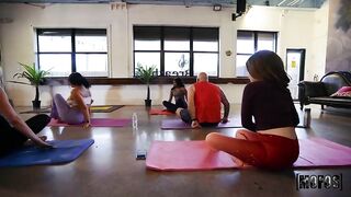 Линдси Лейкс и Джонни Лав практикуют особые асаны на курсах по йоге
