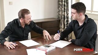 Бизнесмены ебут дуплетом грудастую репетиторшу Дженнифер Мендес