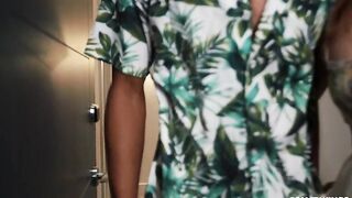 Сексуальная горничная Николь Ария трахнула в отеле чернокожего женатика