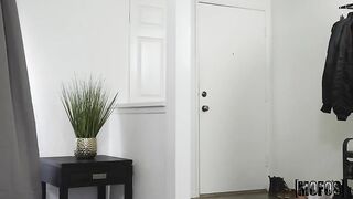 Довольная брюнетка Ками Стрелла сияет на твердом елдаке Чарльза Дера