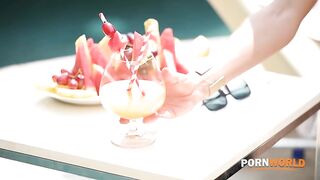 Мужики на курорте ебут в два ствола горячую шлюшку в бикини Китану Люр