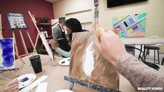 Студент с длинным хуем трахнул сокурсницу Эмму Шэй на уроке рисования