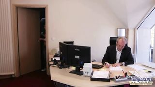 Рыжая секретарша уломала старого начальника на секс в офисе