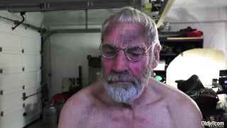 Внучка трахнулась с 75-летним дедом в гараже, получив ладошкой по жопе