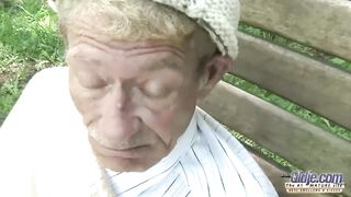 90-летней дед отъебал внучку в задницу в парке