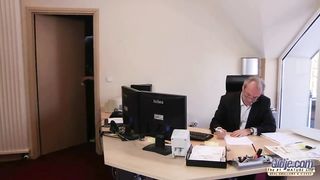 Секретарша отрабатывает повышение ЗП, делая старому боссу минет перед сексом в офисе
