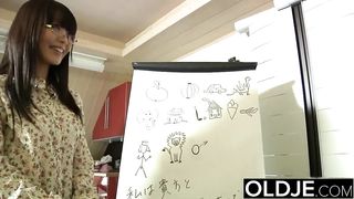 18-летняя азиатка взяла в рот хуй пожилого учителя рисования перед еблей