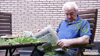 Дедушка наказал внучку сексом во дворе за херово покошенный газон