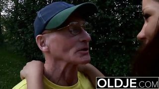 Дедушка выиграл у внучки в бадминтон анальный секс во дворе