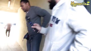 Нигер натянул на здоровенный хуй киску Фриды Санте перед камерой в подъезде