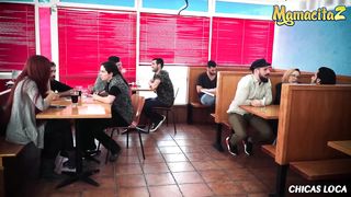 Восемь девок из студенческого братства устроили лесбийскую оргию в кафе при парнях