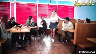 Восемь девок из студенческого братства устроили лесбийскую оргию в кафе при парнях