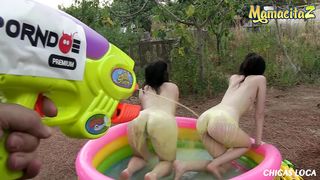 Лесбиянки трахаются в надувном бассейне и перестреливаются водными пушками