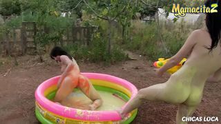 Лесбиянки трахаются в надувном бассейне и перестреливаются водными пушками