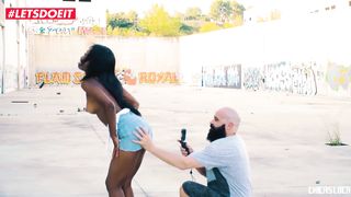 Бородатый фотограф соблазнил негритянку на минет и трах на улице