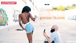 Бородатый фотограф соблазнил негритянку на минет и трах на улице